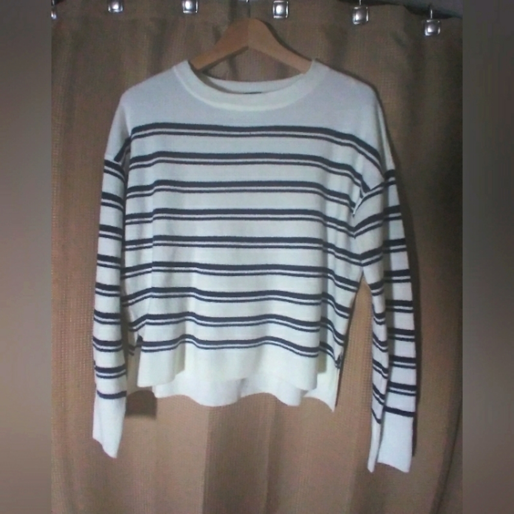 Lovely blue and white sweater XS